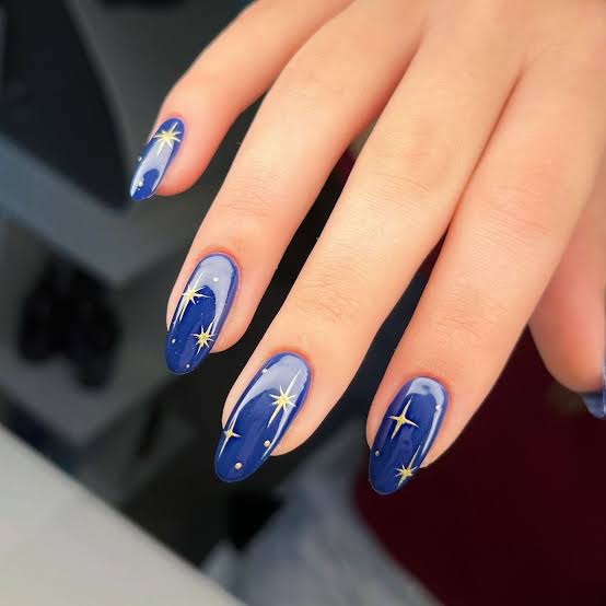 Medium Oval Dark Blue with Gold Star Accents, овал Medium Oval Dark Blue with Gold Star Accents, овал — Trendy Dark Blue Nails