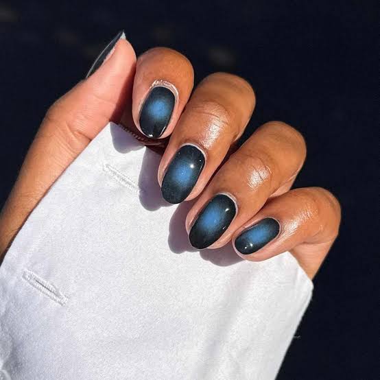 Short Almond Dark Blue and Black Cat-Eye Short Almond Dark Blue and Black Cat-Eye — Trendy Dark Blue Nails