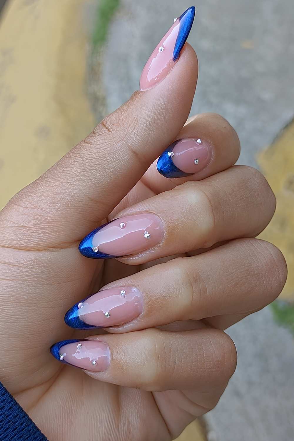 Medium Almond Metallic Blue French Tips with Rhinestones Medium Almond Metallic Blue French Tips with Rhinestones — Trendy Dark Blue Nails