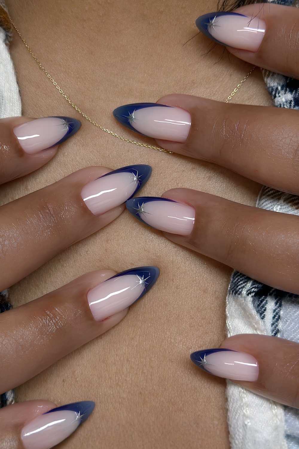 Medium Almond Deep Blue Starburst French Tips Medium Almond Deep Blue Starburst French Tips — Trendy Dark Blue Nails