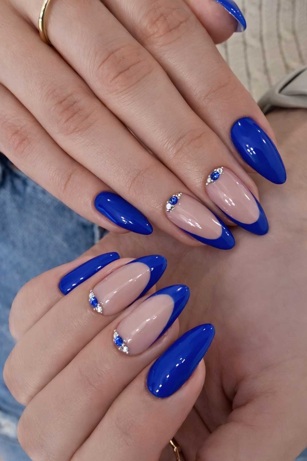 Long Oval Dark Blue to Black Cat-Eye, Close-Up Take Long Oval Dark Blue to Black Cat-Eye, Close-Up Take — Trendy Dark Blue Nails