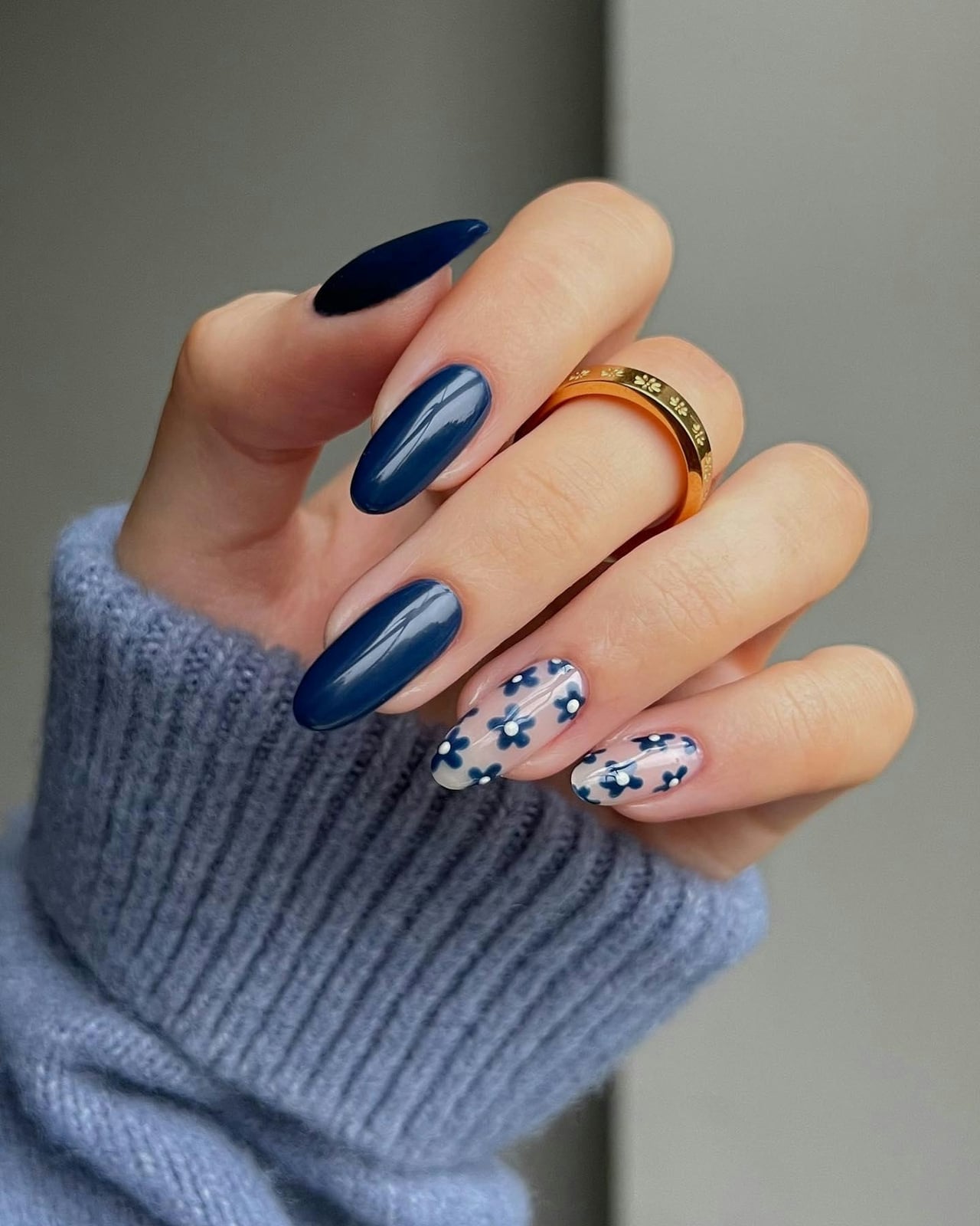 Medium Oval Teal Blue with Light Blue Floral Accents Medium Oval Teal Blue with Light Blue Floral Accents — Trendy Dark Blue Nails