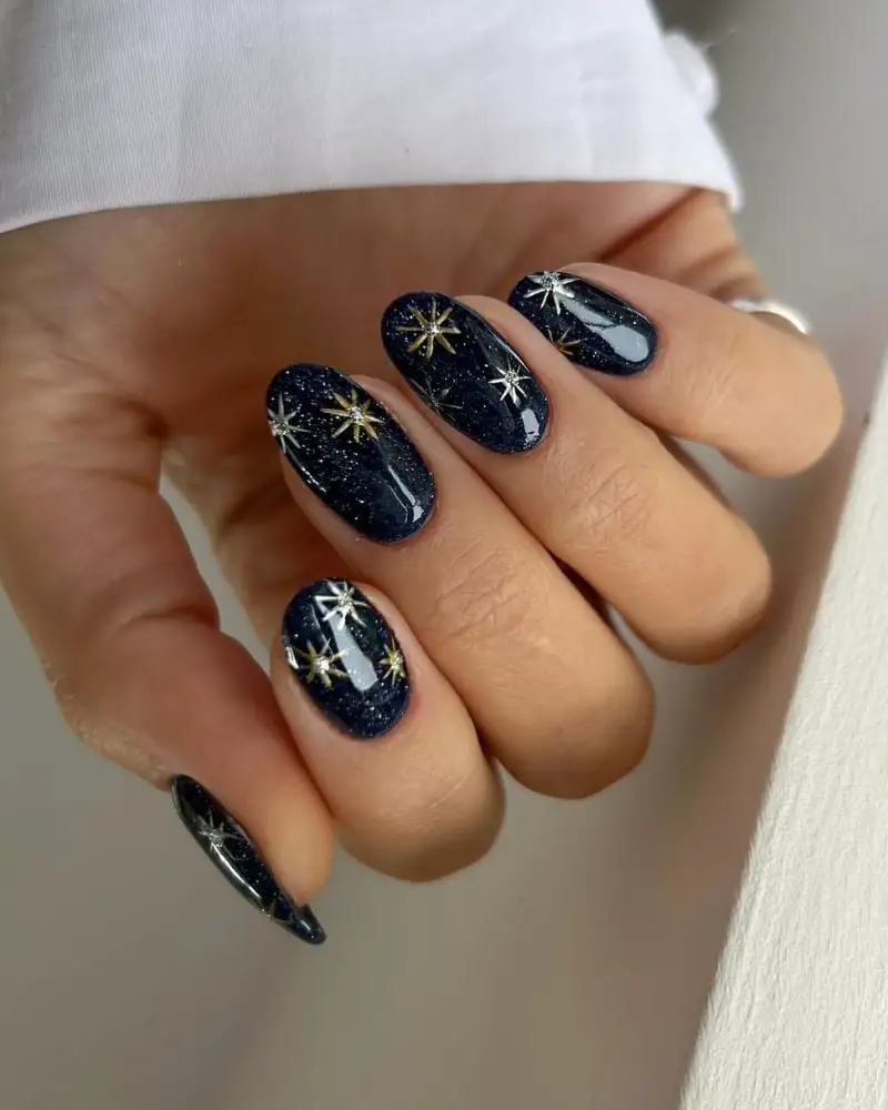 Medium Oval Glitter Dark Blue with Star Decals Medium Oval Glitter Dark Blue with Star Decals — Trendy Dark Blue Nails