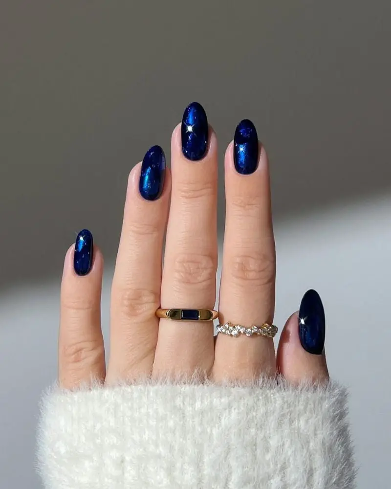 Medium Oval Dark Blue Glitter with Star Accents, Close-Up Take Medium Oval Dark Blue Glitter with Star Accents, Close-Up Take — Trendy Dark Blue Nails