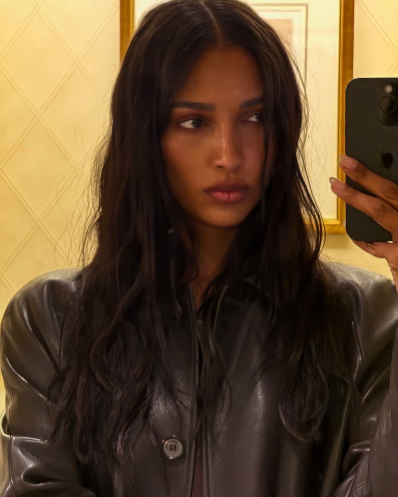 Collarbone Dark Brown Lob With Caramel Highlights, Wavy Collarbone Dark Brown Lob With Caramel Highlights, Wavy — Trendy Dark Hair Color