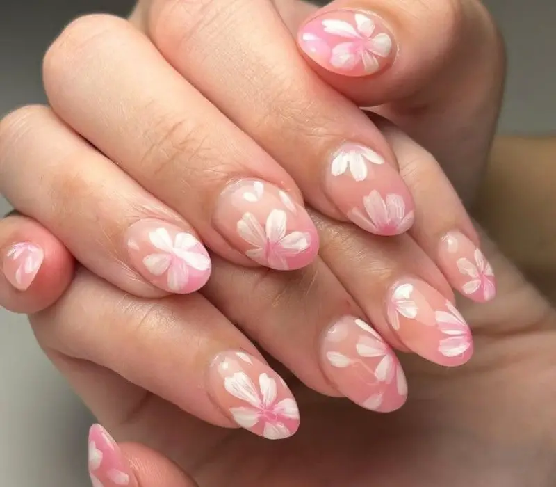 Short Oval Nails With Soft White Flowers Short Oval Nails With Soft White Flowers — Trendy Flower Nails
