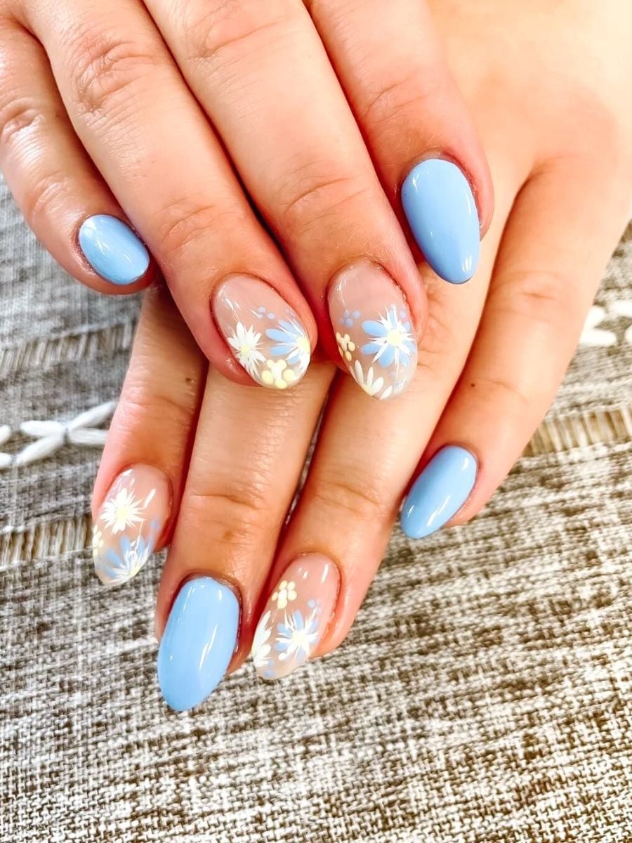 Short Oval Nails With White Daisy Flowers, Glossy Short Oval Nails With White Daisy Flowers, Glossy — Trendy Flower Nails