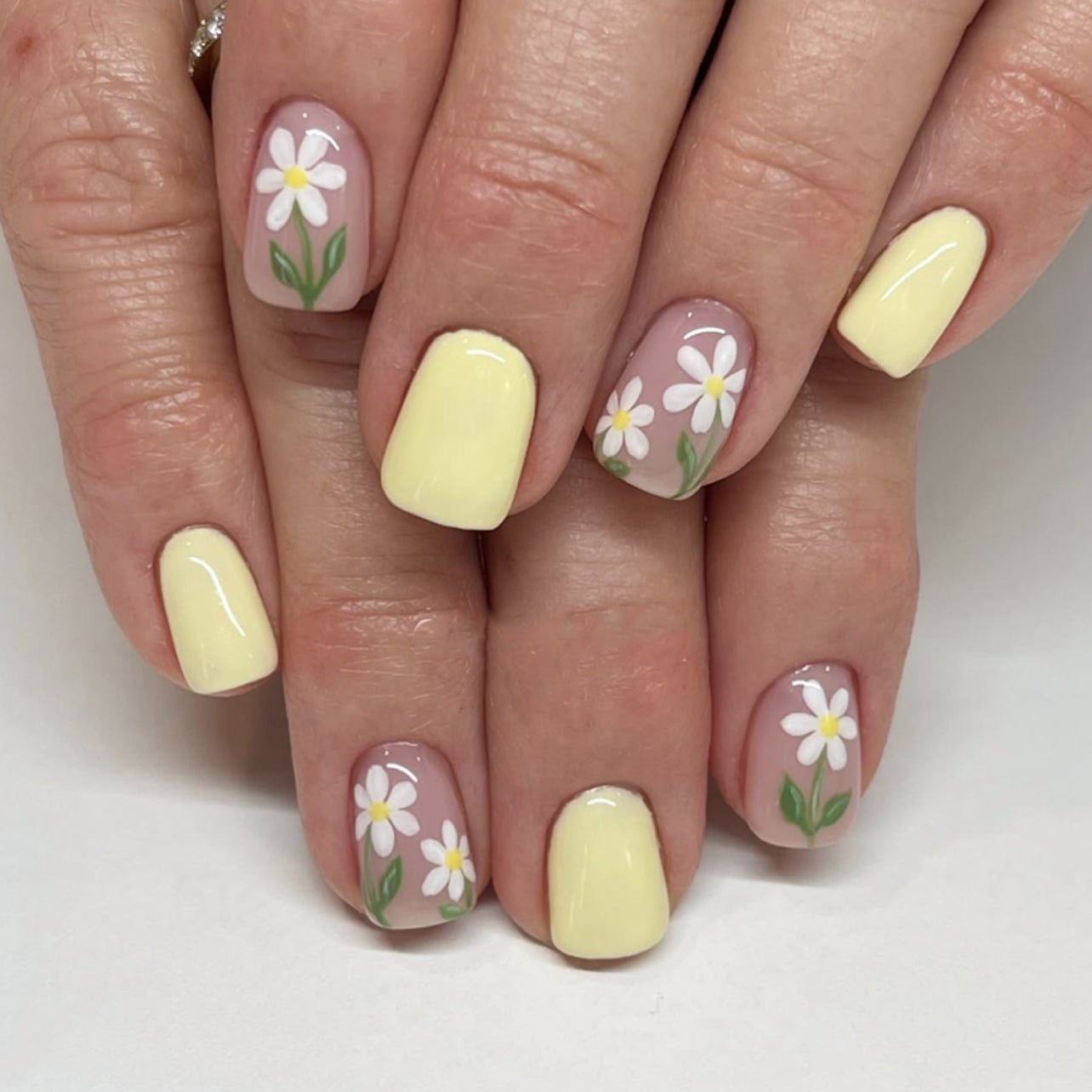 Short Square Nails With Hand-Painted Daisies Short Square Nails With Hand-Painted Daisies — Trendy Flower Nails