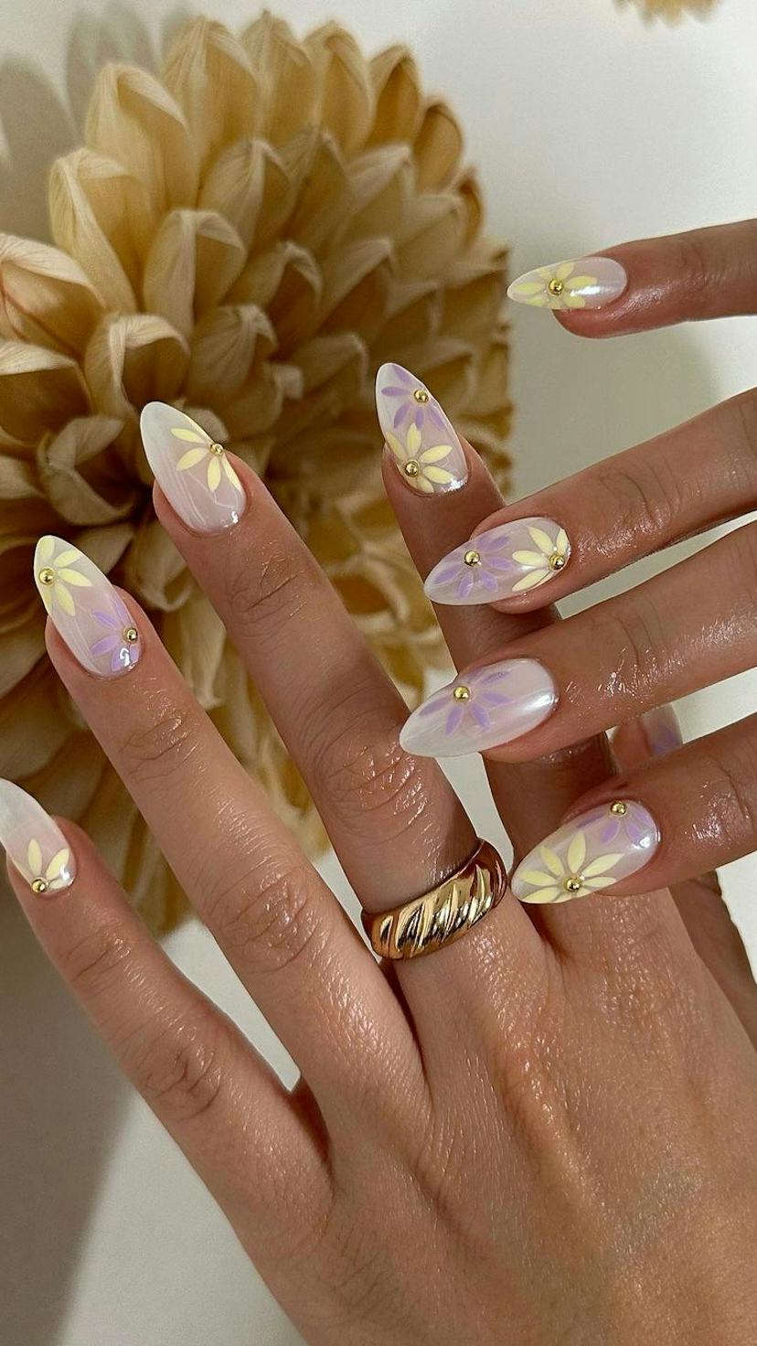Medium Almond Nails With Yellow Flowers And Gold Medium Almond Nails With Yellow Flowers And Gold — Trendy Flower Nails