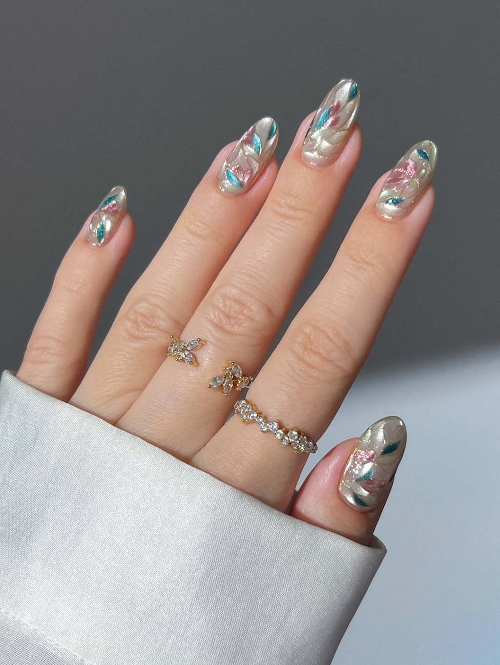 Magnetic Deep Brown Cat-Eye Medium Almond Nails Magnetic Deep Brown Cat-Eye Medium Almond Nails — Trendy Gel Nails Polish