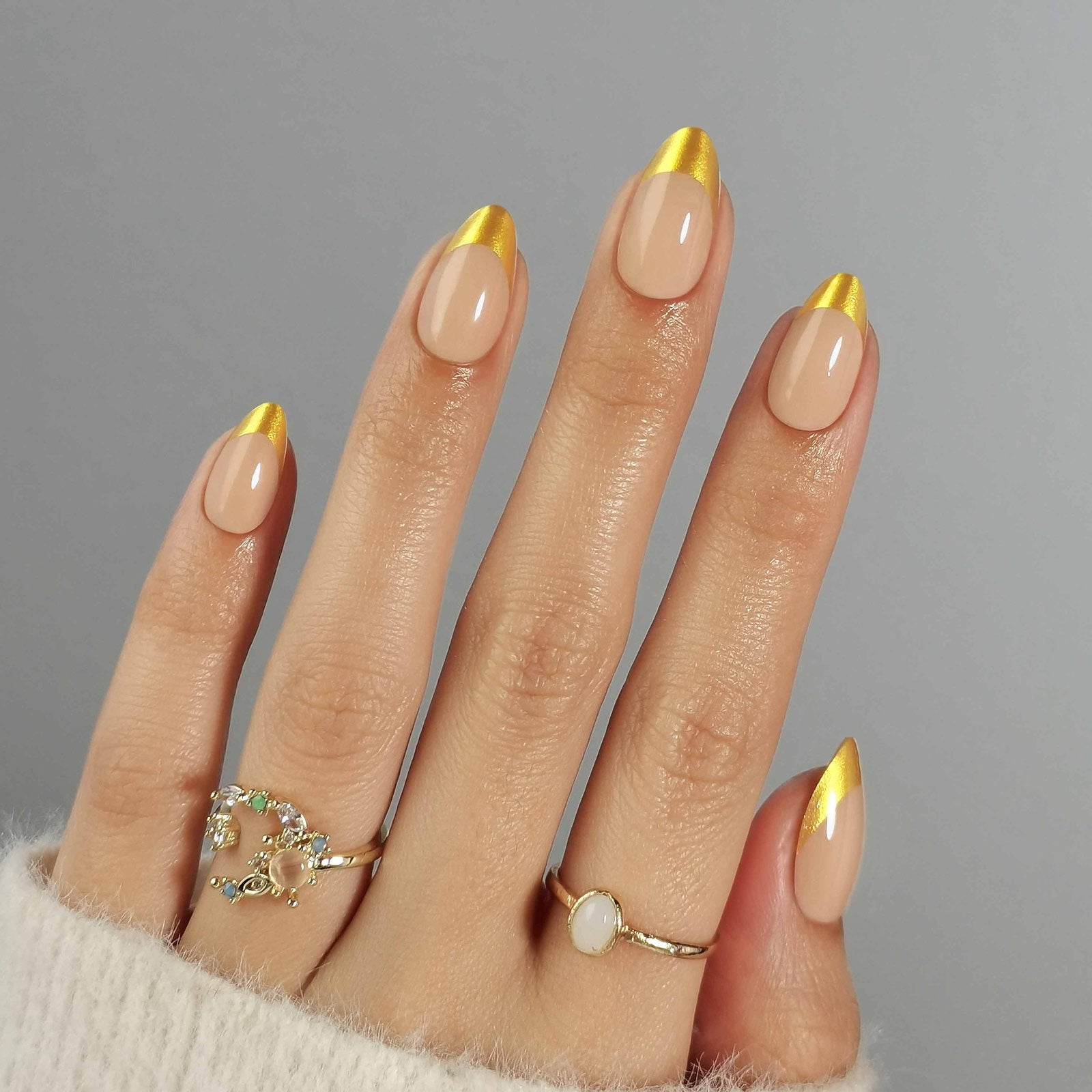 Medium Almond Nails With Bright Gold French Tip, миндалевидные Medium Almond Nails With Bright Gold French Tip, миндалевидные — Trendy Gold Nails