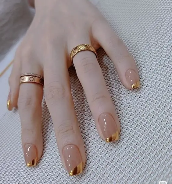 Medium Square Nails With Bold Gold French Line Medium Square Nails With Bold Gold French Line — Trendy Gold Nails