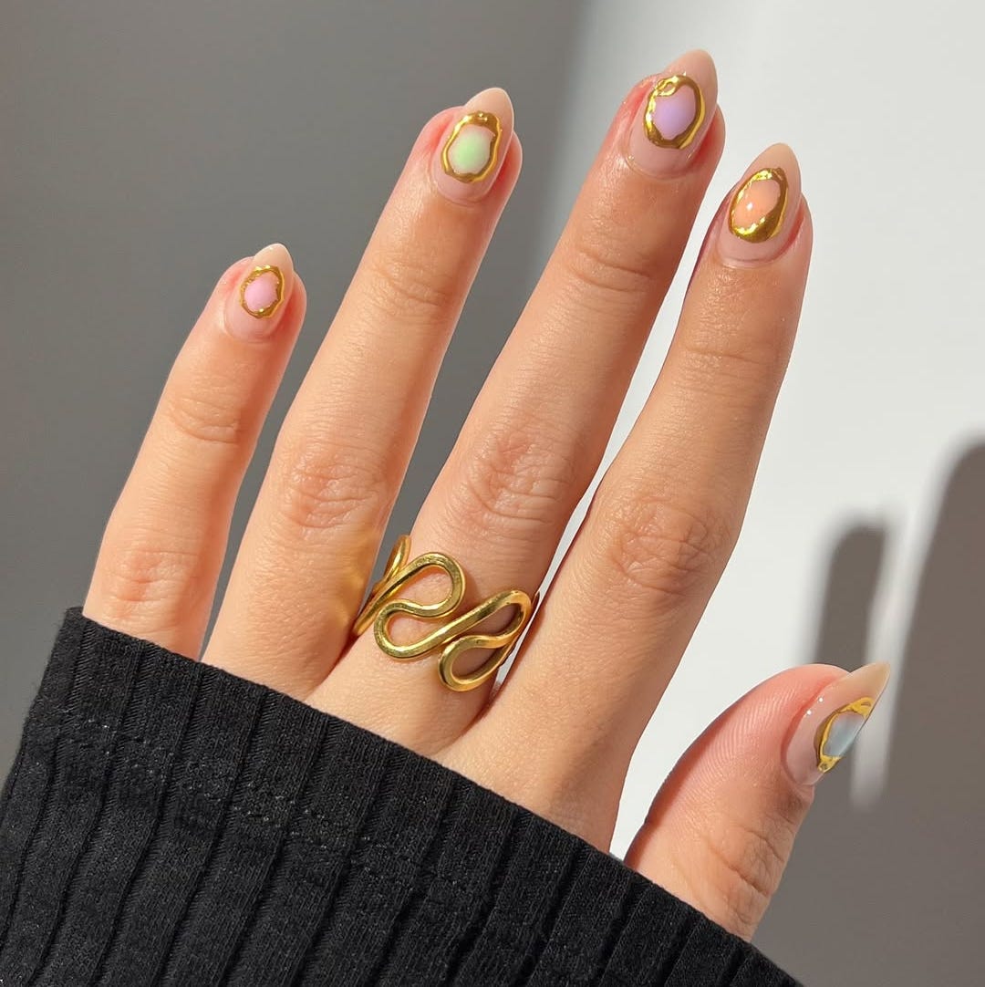 Almond Nails With Pastel Shapes And Gold Outlines Almond Nails With Pastel Shapes And Gold Outlines — Trendy Gold Nails