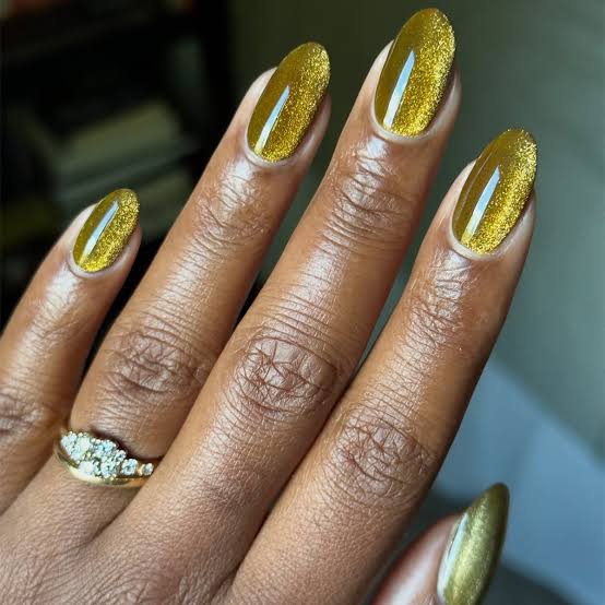 Medium Oval Gold Cat Eye Nails Medium Oval Gold Cat Eye Nails — Trendy Gold Nails