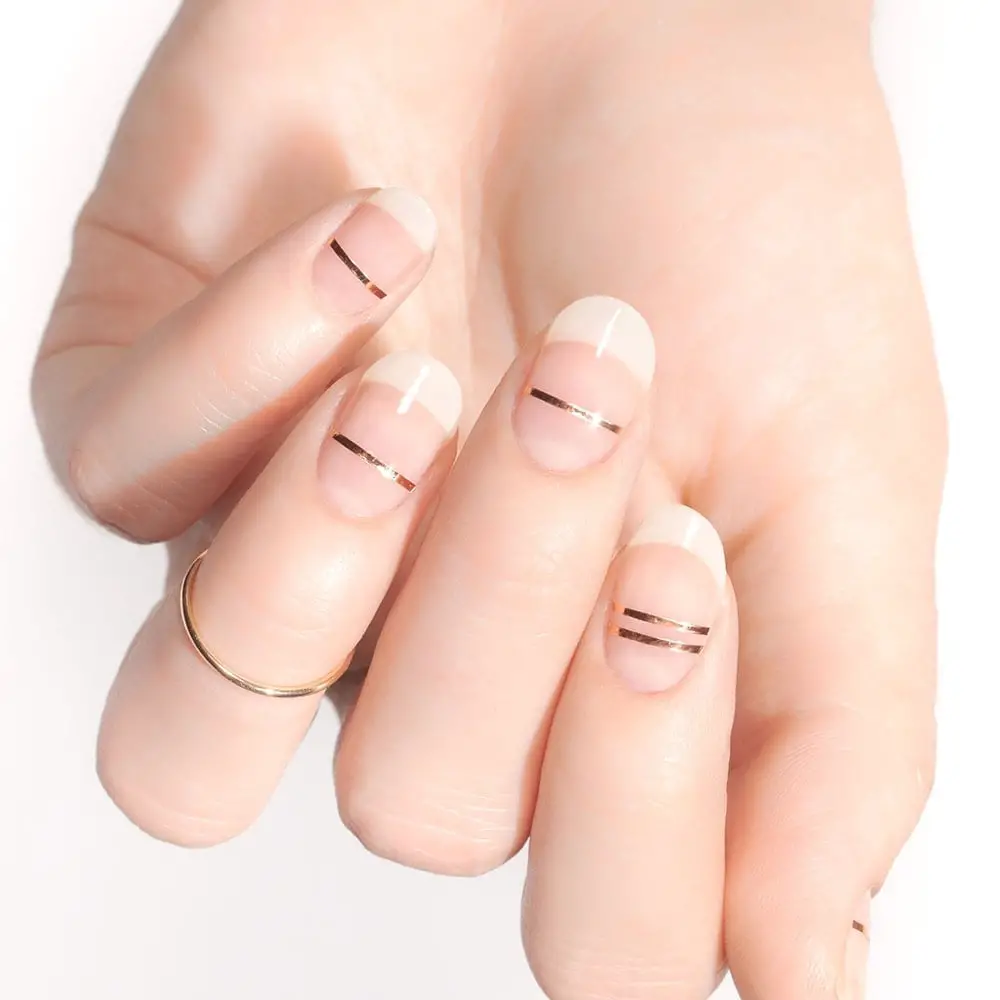 Short Oval Nails With Thin Gold Stripes Short Oval Nails With Thin Gold Stripes — Trendy Gold Nails