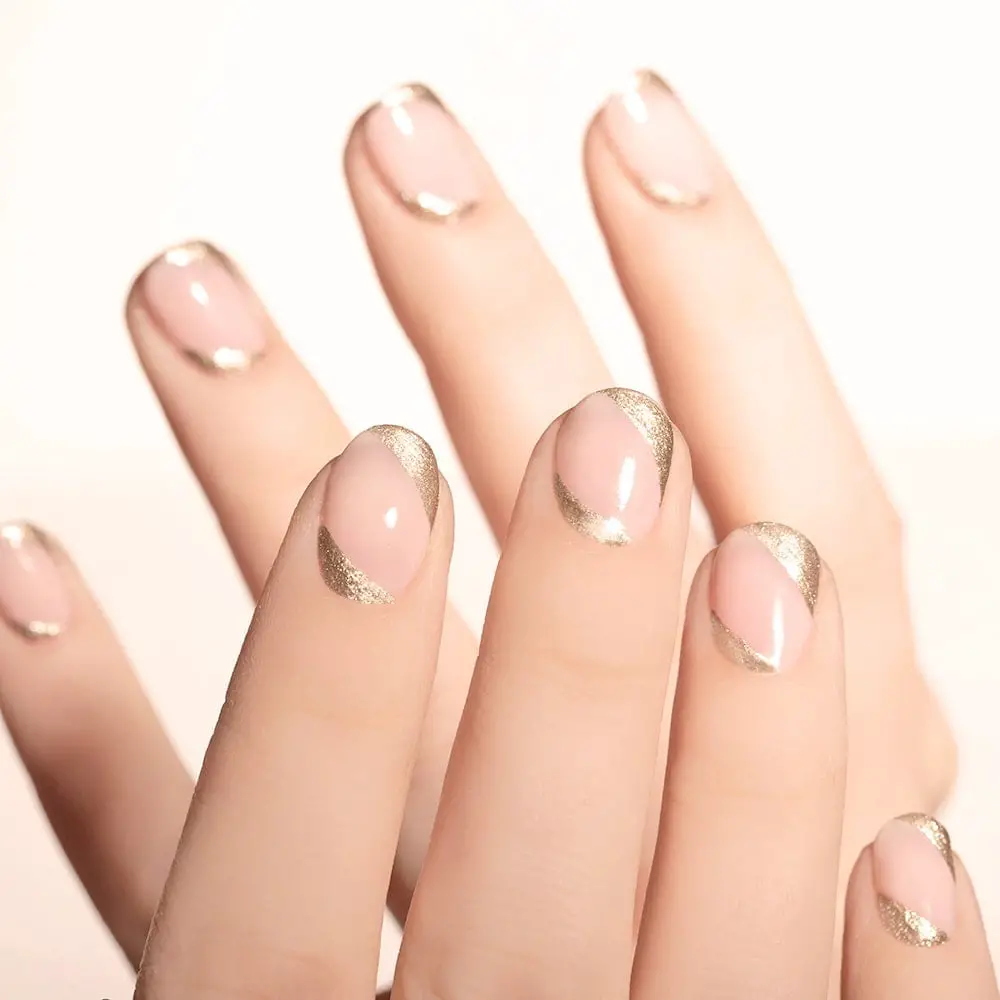 Short Almond Nails With Shimmering Gold French Line Short Almond Nails With Shimmering Gold French Line — Trendy Gold Nails