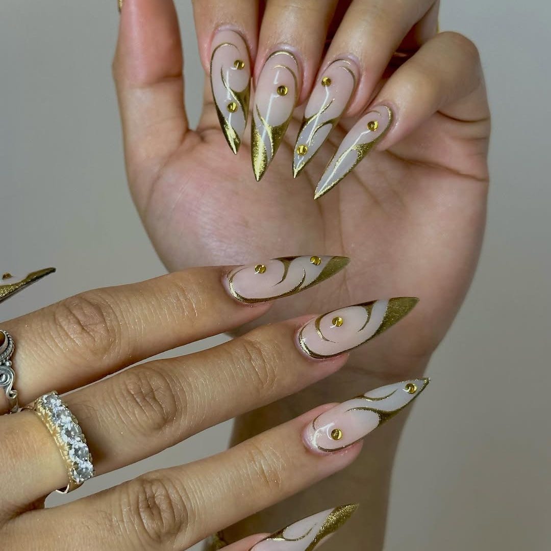 Extra Long Stiletto Nails With Wavy Gold Lines Extra Long Stiletto Nails With Wavy Gold Lines — Trendy Gold Nails