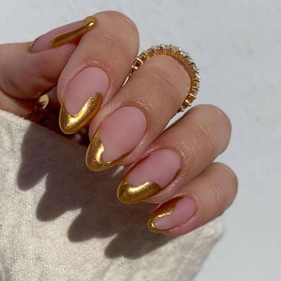 Medium Oval Nails With Bold Gold French Manicure Medium Oval Nails With Bold Gold French Manicure — Trendy Gold Nails