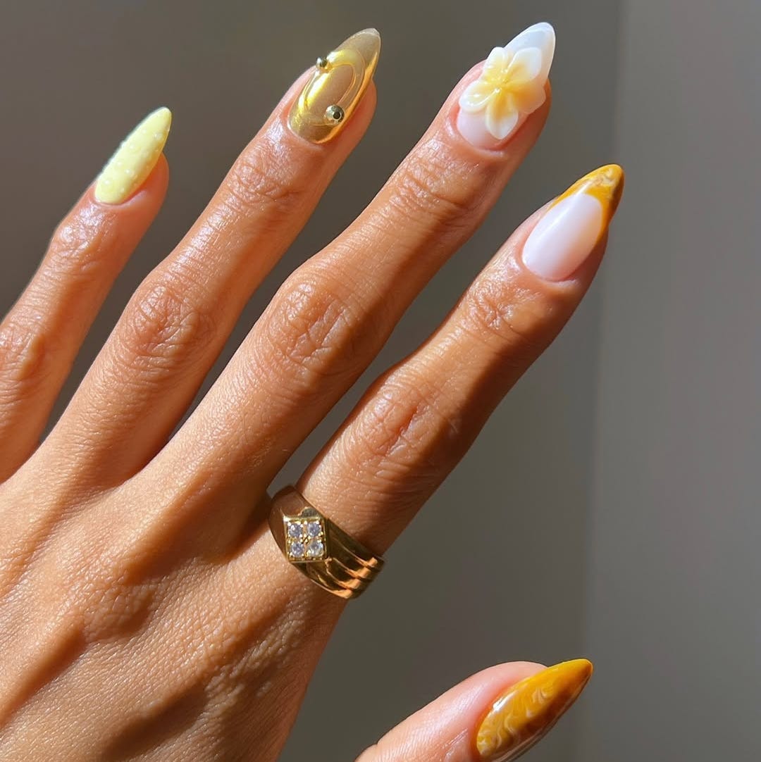 Almond Nails With Mixed Gold Accents And Florals Almond Nails With Mixed Gold Accents And Florals — Trendy Gold Nails