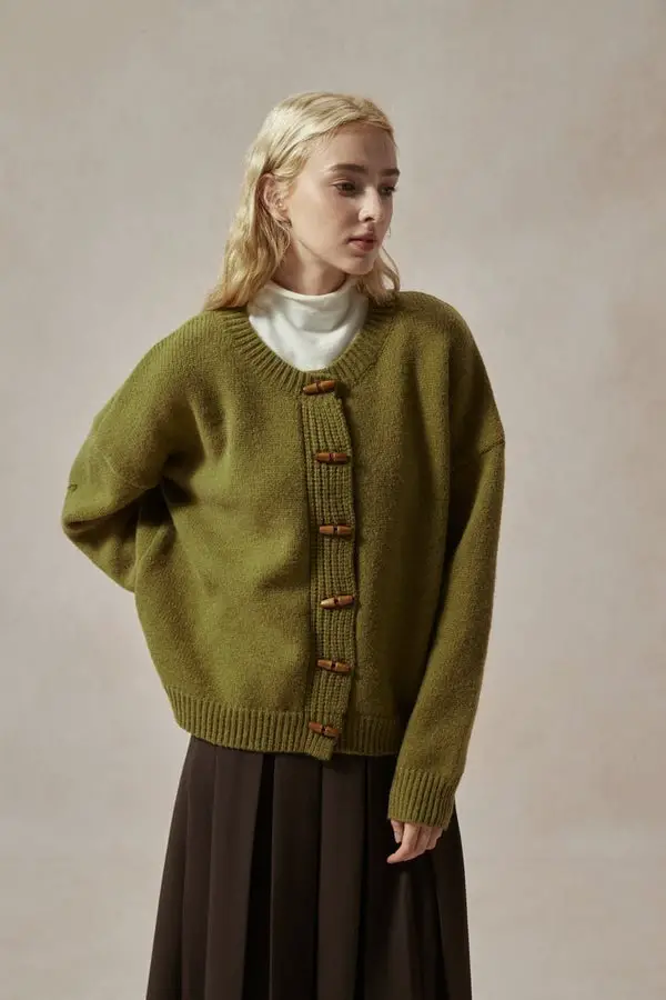 Olive Green Cardigan With Wooden Buttons And Brown Skirt Olive Green Cardigan With Wooden Buttons And Brown Skirt — Trendy Green Cardigan Outfit