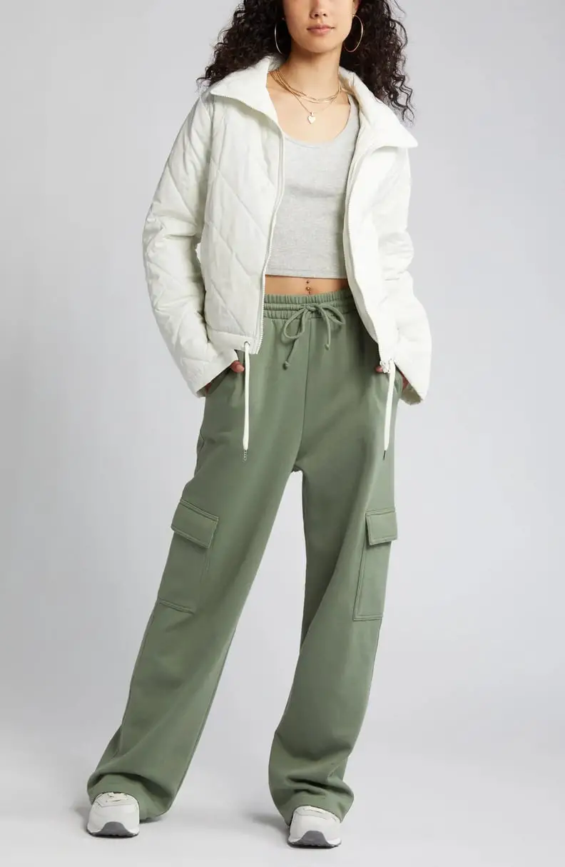 Olive Green Cargo Sweatpants With Gray T-Shirt and Puffer Jacket Olive Green Cargo Sweatpants With Gray T-Shirt and Puffer Jacket — Trendy Green Sweatpants Outfit