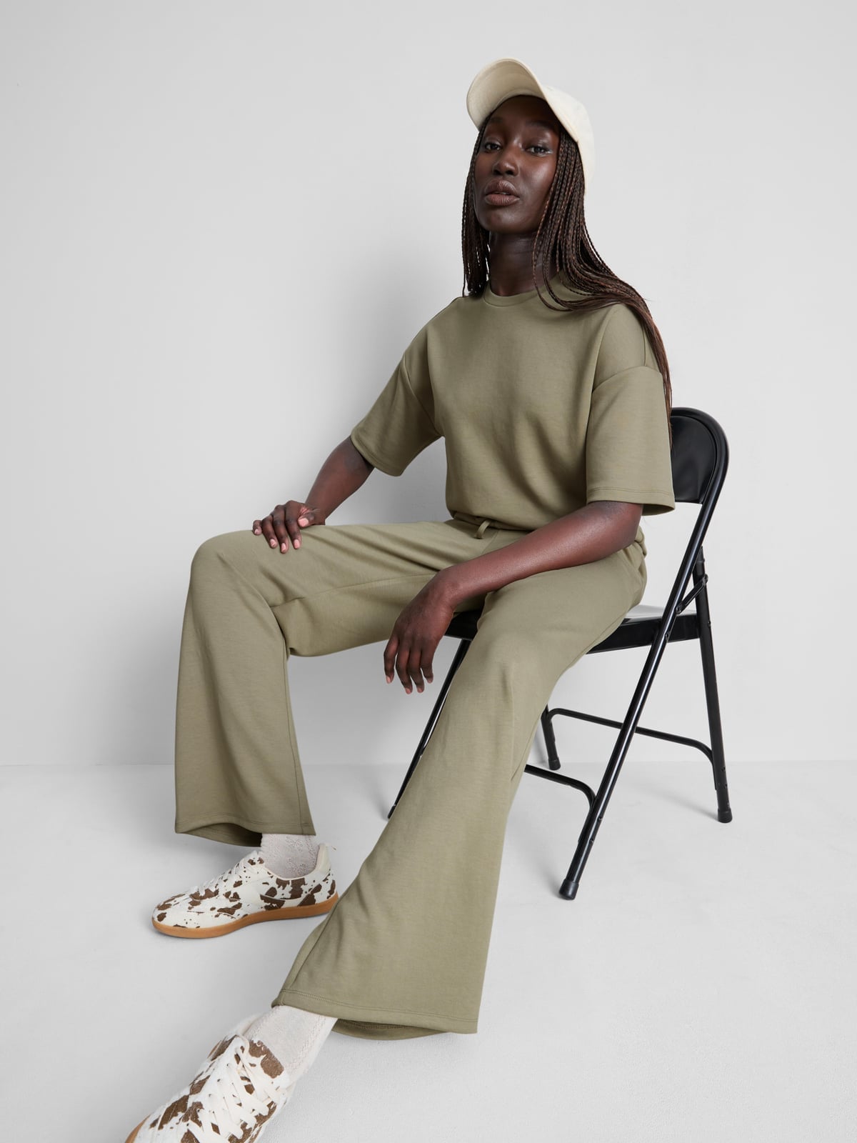 Sage Green Oversized T-Shirt and Wide Leg Sweatpants Set Sage Green Oversized T-Shirt and Wide Leg Sweatpants Set — Trendy Green Sweatpants Outfit