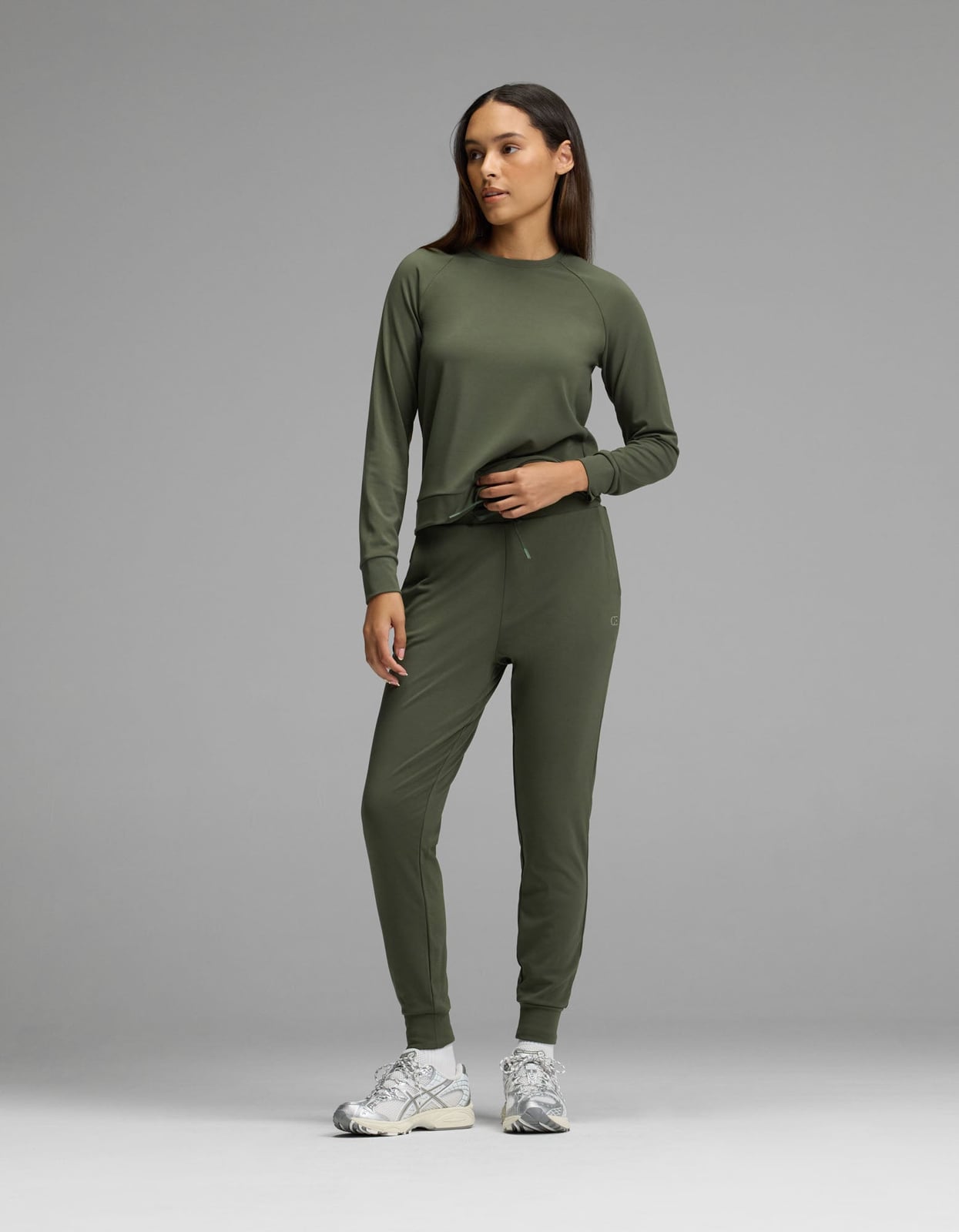 Olive Green Fitted Sweatpants With Crewneck Top Olive Green Fitted Sweatpants With Crewneck Top — Trendy Green Sweatpants Outfit