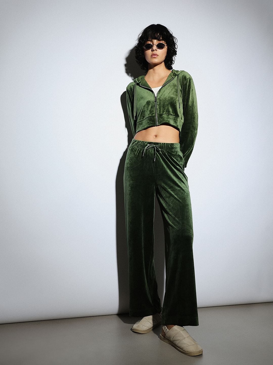 Green Velour Wide Leg Sweatpants With Cropped Hoodie, Sunglasses Green Velour Wide Leg Sweatpants With Cropped Hoodie, Sunglasses — Trendy Green Sweatpants Outfit