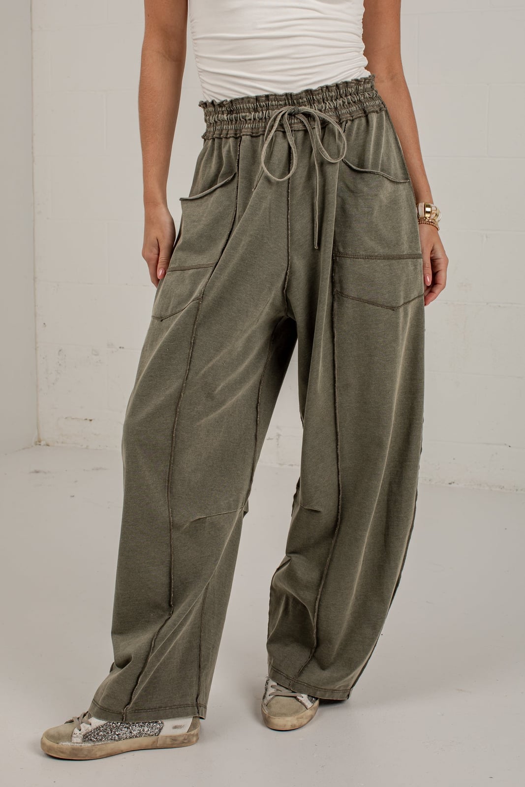 Olive Green Cargo Sweatpants With Contrast Stitching Olive Green Cargo Sweatpants With Contrast Stitching — Trendy Green Sweatpants Outfit