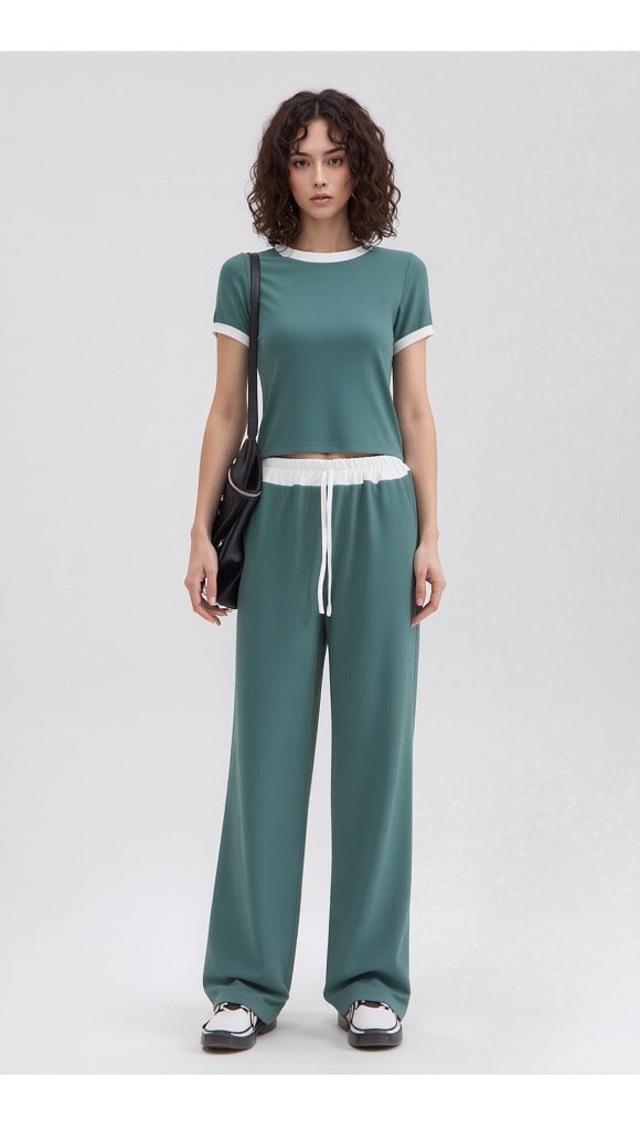 Teal Green Wide Leg Sweatpants With Short Sleeve T-Shirt Teal Green Wide Leg Sweatpants With Short Sleeve T-Shirt — Trendy Green Sweatpants Outfit