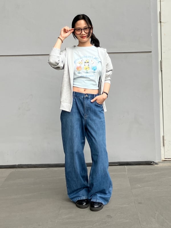 Gray Zip-Up Hoodie with Graphic Tee and Wide Leg Jeans — Trendy Grey Hoodie Outfit