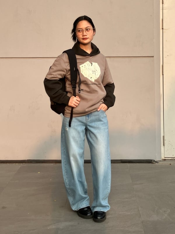 Oversized Gray Hoodie with Graphic Print — Trendy Grey Hoodie Outfit