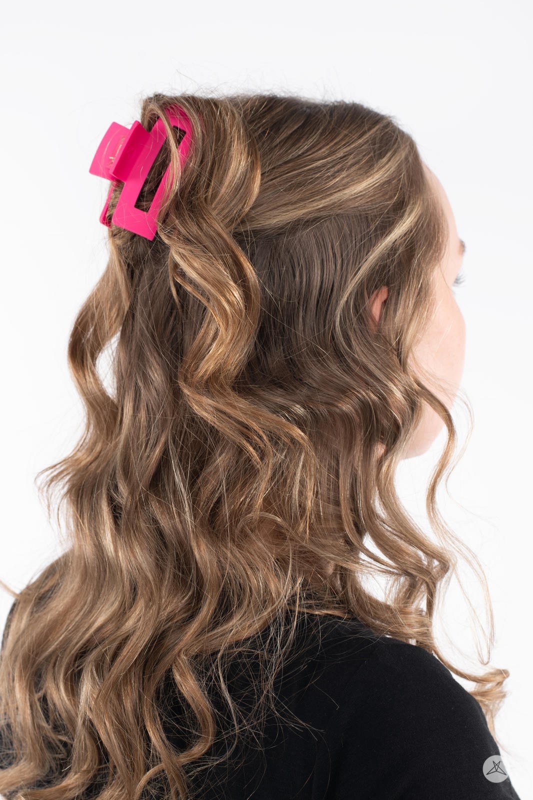 Wavy Mid-Back Hair With Pink Claw Clip Wavy Mid-Back Hair With Pink Claw Clip — Trendy Hair with Clips