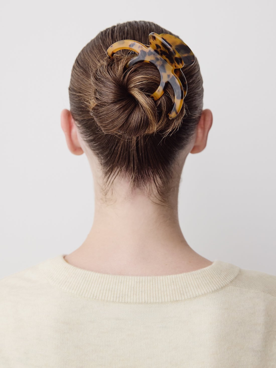 Low Bun With Tortoiseshell Hair Clip Low Bun With Tortoiseshell Hair Clip — Trendy Hair with Clips
