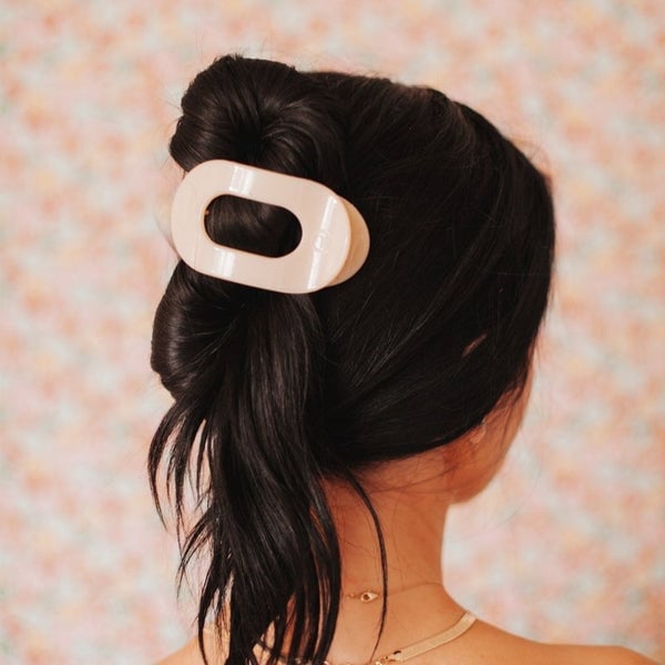 Mid-Back Ponytail With Oval Hair Clip Mid-Back Ponytail With Oval Hair Clip — Trendy Hair with Clips