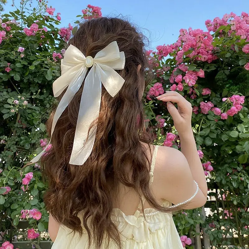 Mid-Back Loose Waves With Cream Bow Clip Mid-Back Loose Waves With Cream Bow Clip — Trendy Hair with Clips