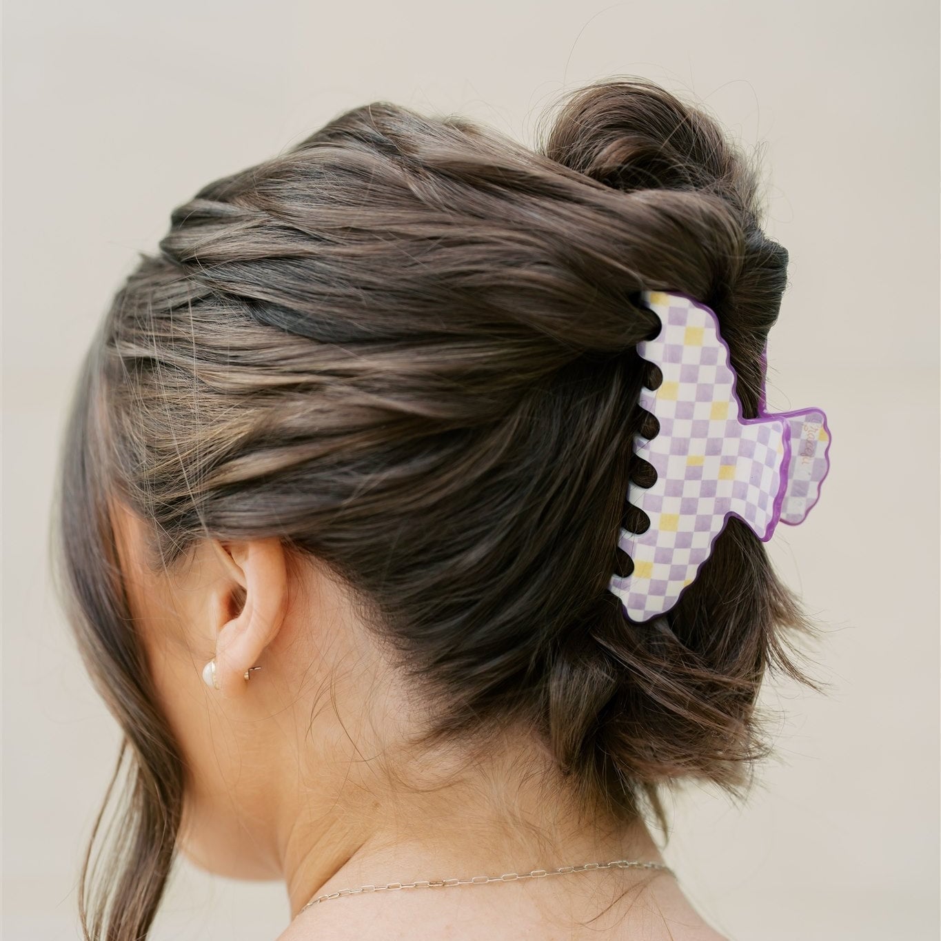 Short Bob Messy Updo With Checkered Clip Short Bob Messy Updo With Checkered Clip — Trendy Hair with Clips