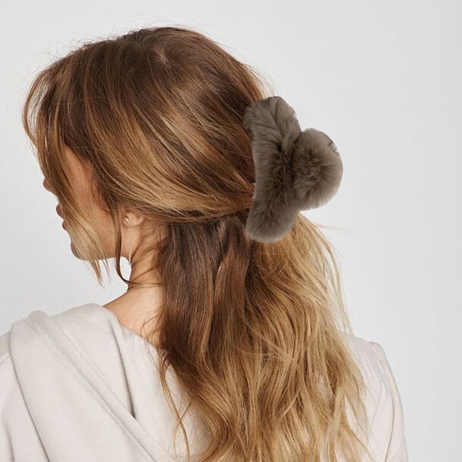 Wavy Ponytail With Fluffy Claw Clip Wavy Ponytail With Fluffy Claw Clip — Trendy Hair with Clips