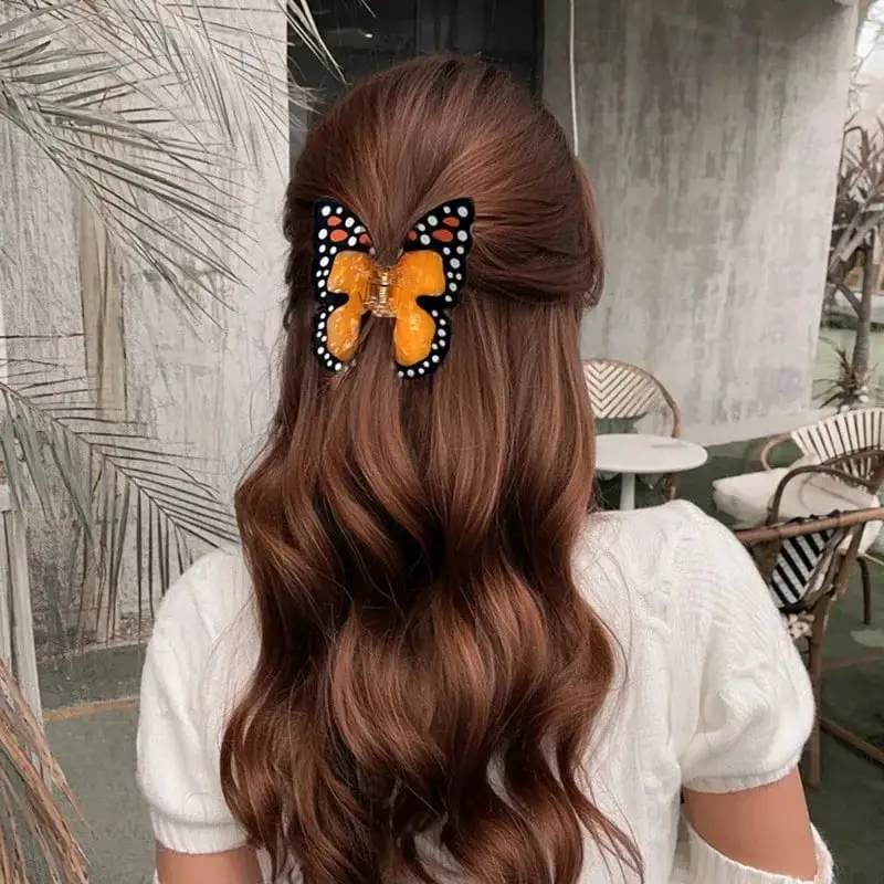 Half Up Half Down Wavy Style With Butterfly Clip Half Up Half Down Wavy Style With Butterfly Clip — Trendy Hair with Clips