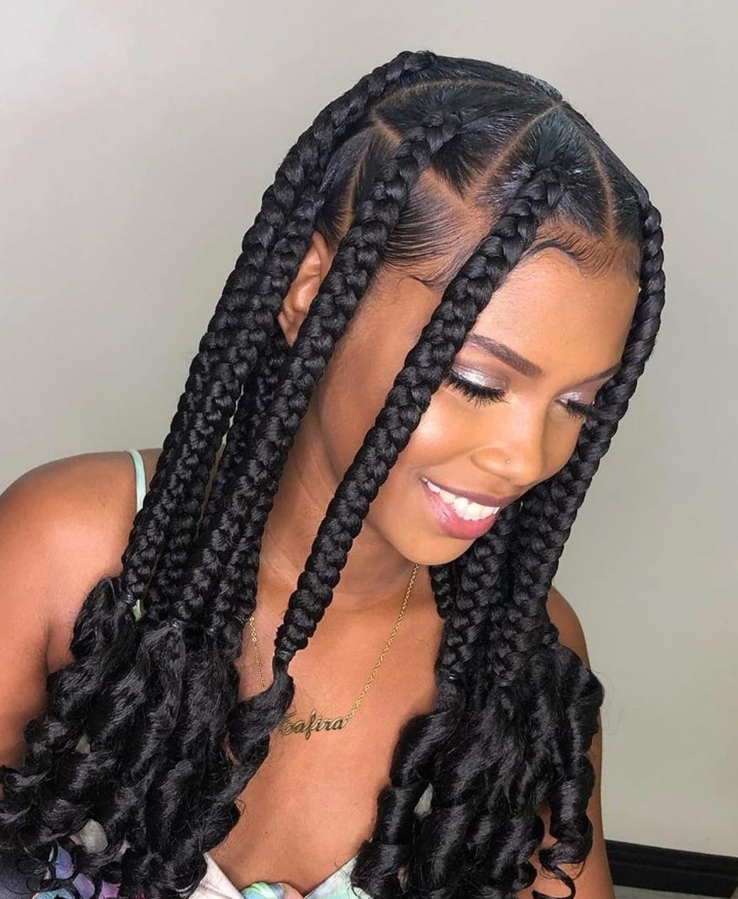 Mid-Back Large Box Braids with Blonde Highlights and Curly Ends Mid-Back Large Box Braids with Blonde Highlights and Curly Ends — Trendy Hairstyles for Black Women Braids