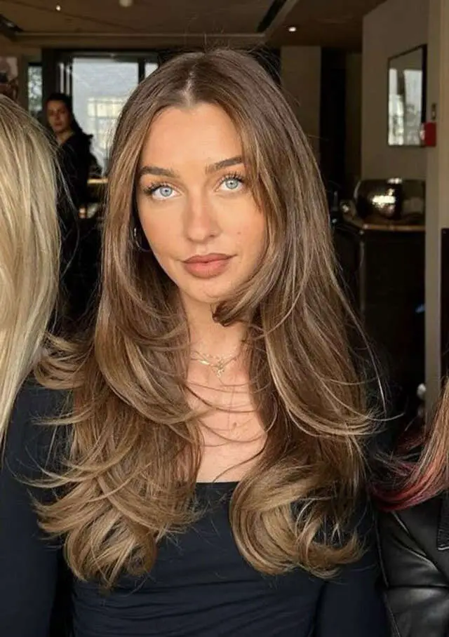 Mid-Back Layers With Soft Wavy Blowout Mid-Back Layers With Soft Wavy Blowout — Trendy Hairstyles for School