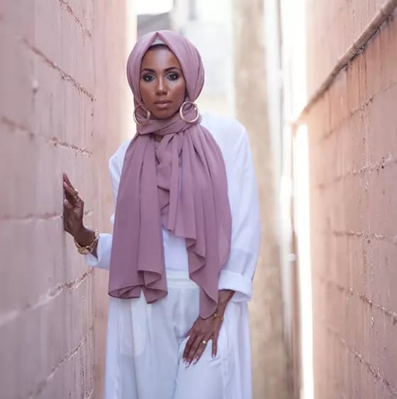 Mauve Chiffon Hijab With White Shirt — Trendy Hijab Outfits