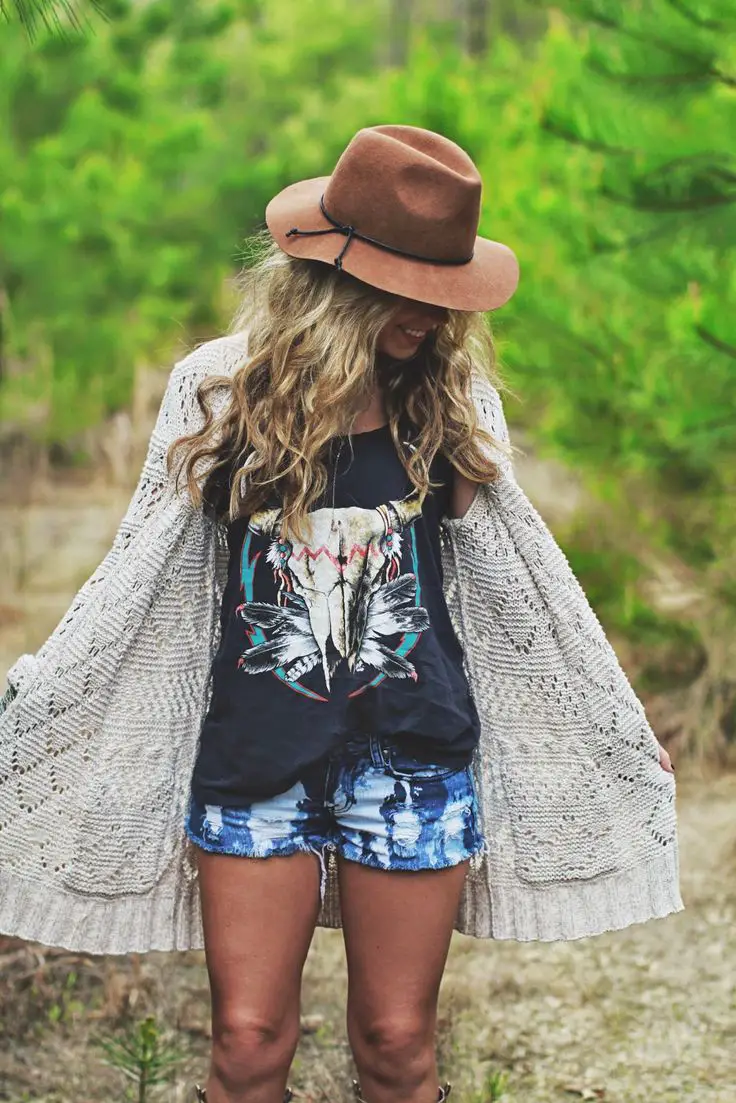 Oversized Knit Cardigan and Distressed Denim Shorts Oversized Knit Cardigan and Distressed Denim Shorts — Trendy Hippie Outfits