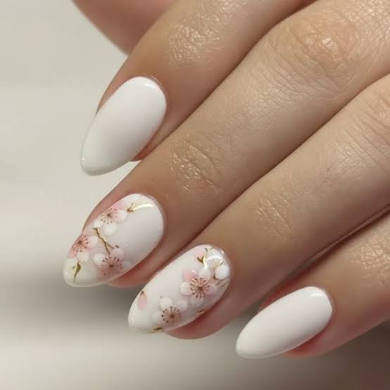 White Cherry Blossom Gold Detail Oval Nails White Cherry Blossom Gold Detail Oval Nails — Trendy Japanese Nails