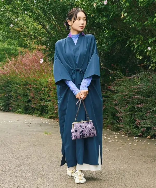 Kimono Dress With Embroidered Clutch — Trendy Japanese Outfits