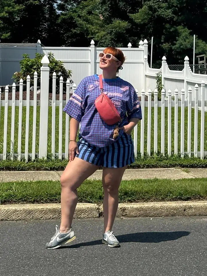 Graphic Jersey T-Shirt with Striped Shorts and Fanny Pack Graphic Jersey T-Shirt with Striped Shorts and Fanny Pack — Trendy Jersey Outfit