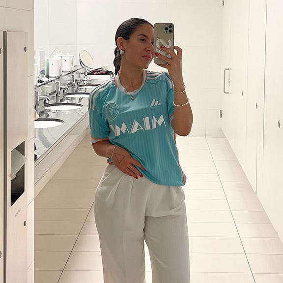 Striped Jersey Top with Wide-Leg Light Gray Trousers Striped Jersey Top with Wide-Leg Light Gray Trousers — Trendy Jersey Outfit