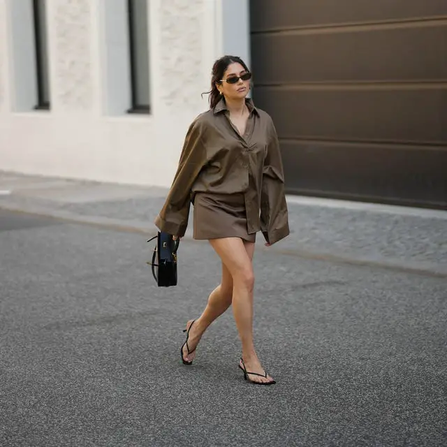 Low Heel Sandals With Oversized Shirt and Mini Skirt Low Heel Sandals With Oversized Shirt and Mini Skirt — Trendy Kitten Heels Outfits