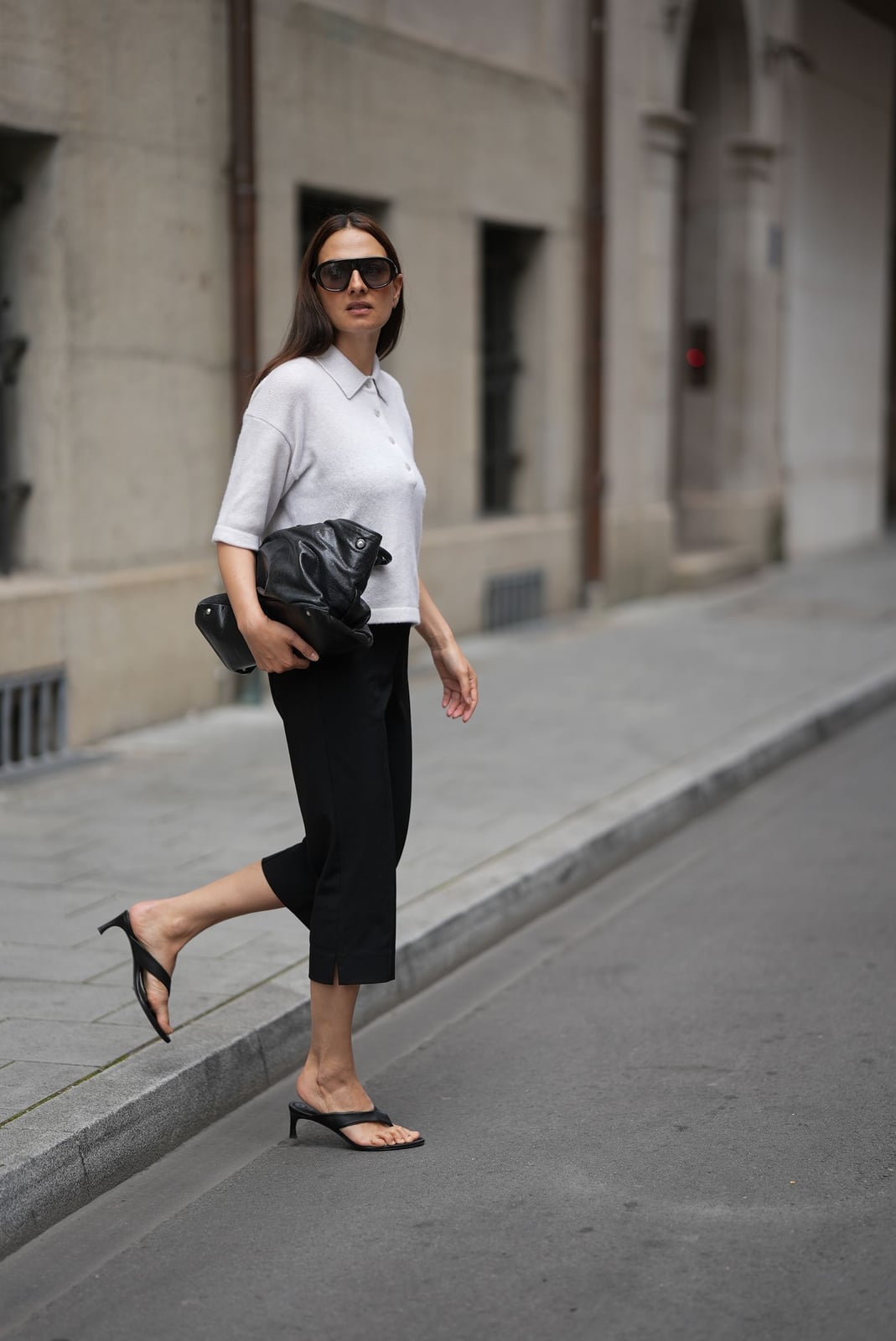 Thong Strap Kitten Heels With Cropped Trousers and Polo Shirt Thong Strap Kitten Heels With Cropped Trousers and Polo Shirt — Trendy Kitten Heels Outfits