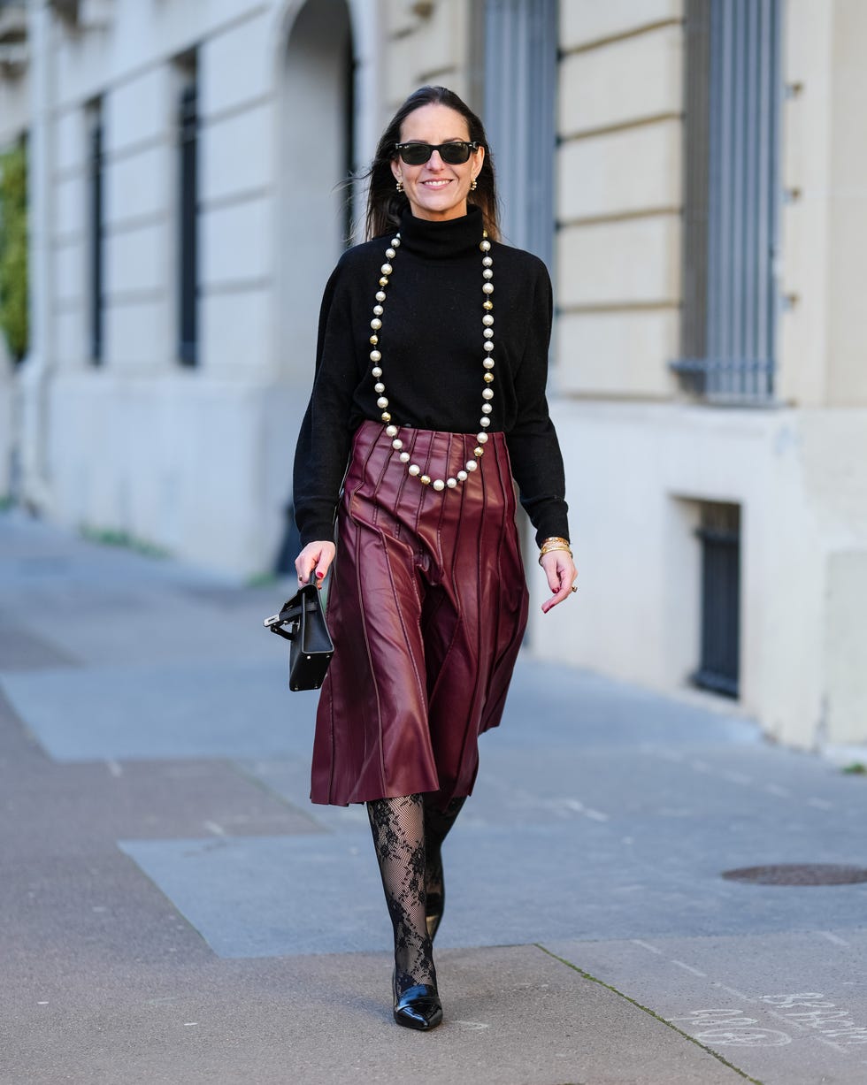 Black Patent Kitten Heels With Leather Skirt Black Patent Kitten Heels With Leather Skirt — Trendy Kitten Heels Outfits